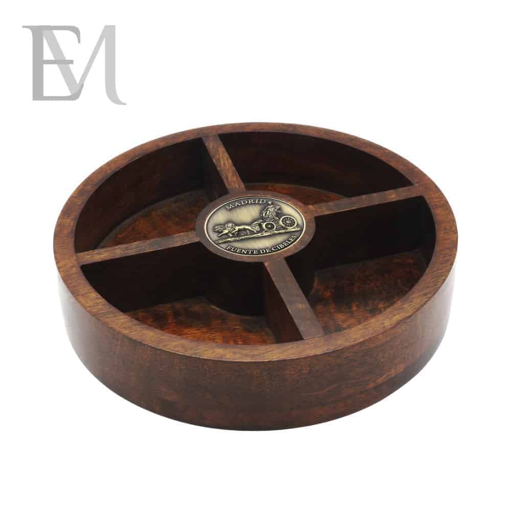 Caja o fuente de madera con medallón