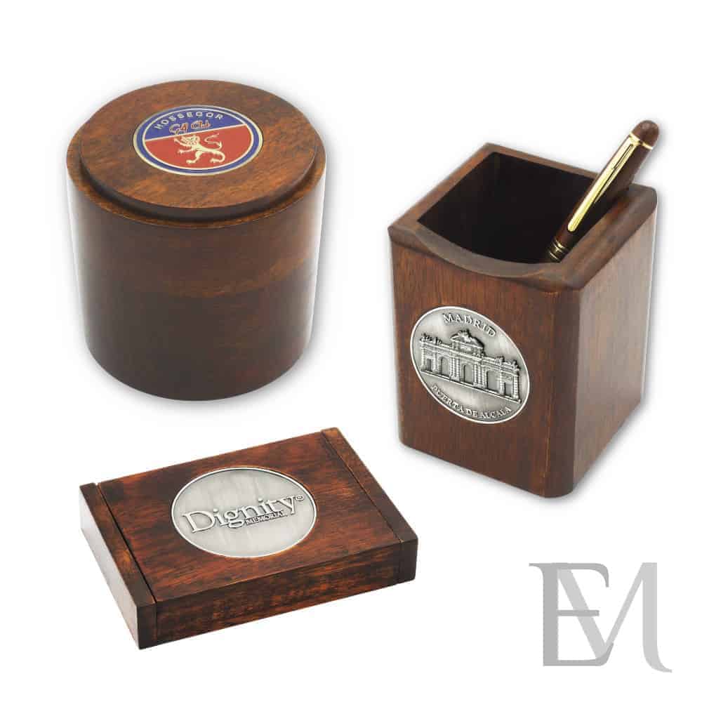 Artículos de madera para escritorio con medallón